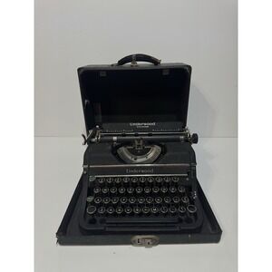 Vintage Underwood Universal portable typewriter. Broken Case, Untested